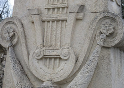 Sculptures dans le cimetière de Robion