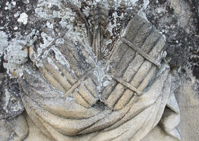 Sculptures dans le cimetière de Robion