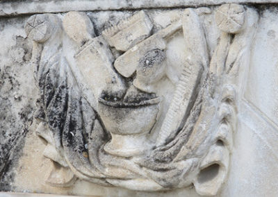 Sculptures dans le cimetière de Robion