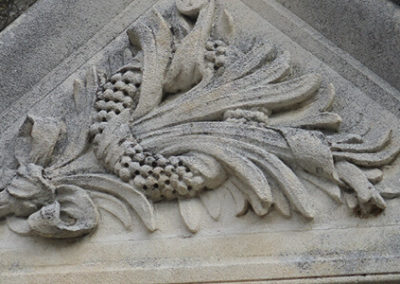 Sculptures dans le cimetière de Robion