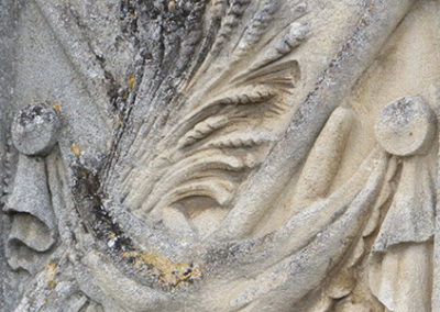 Sculptures dans le cimetière de Robion